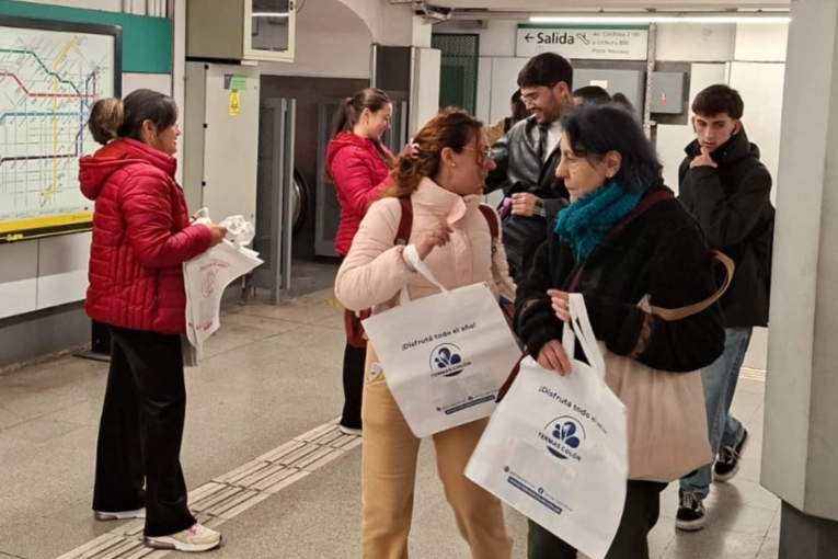 Colón promocinó sus termas y naturaleza a estaciones de subte porteñas