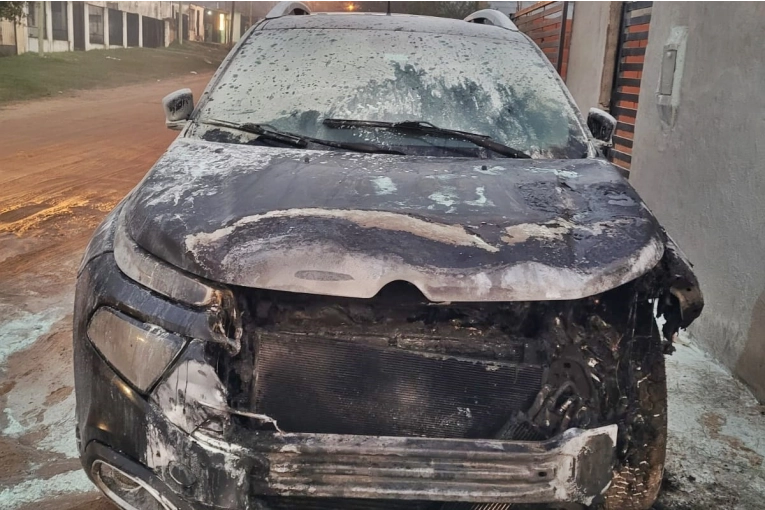 Investigan un presunto incendio intencional de una camioneta en zona norte de Concordia
