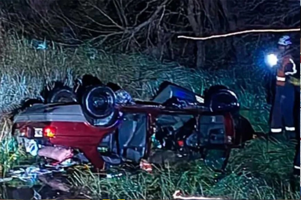 El auto rescatado por bomberos