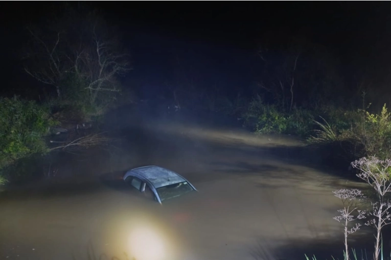 Dos personas fueron rescatadas tras caer con su vehículo a un cauce de agua en la región