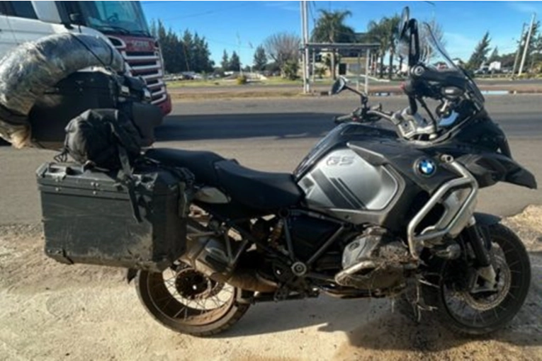 Perdieron el control de su moto y terminaron cayendo junto a su pareja en la autovía 14