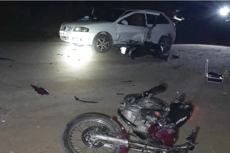 Una triple colisión de vehículos dejó a un motociclista con lesiones graves