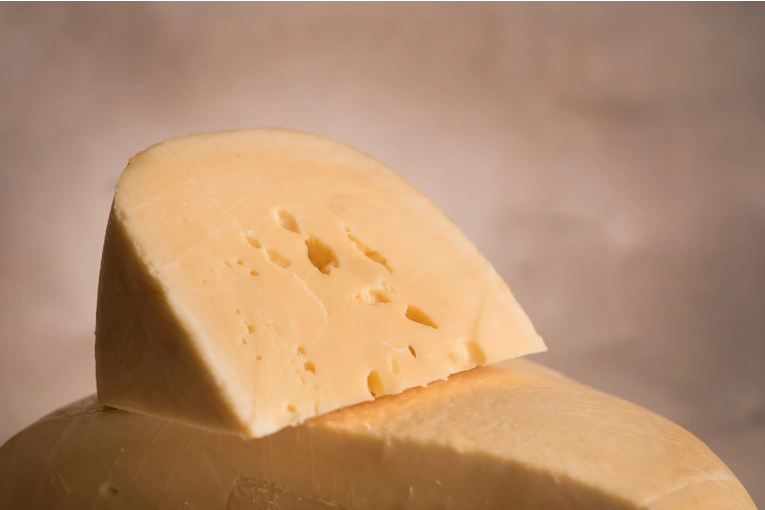 Prohíben la comercialización de una marca de queso por irregularidades sanitarias