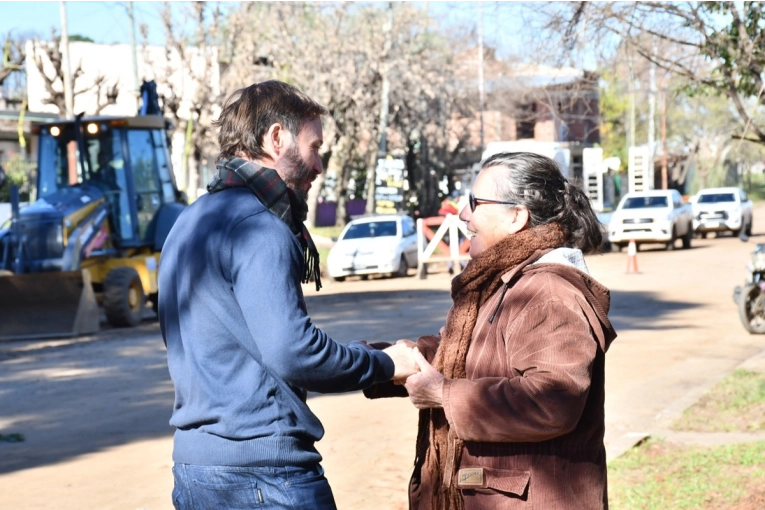 Azcué supervisó obras de pavimento y aseguró los vecinos esperaron décadas estas mejoras
