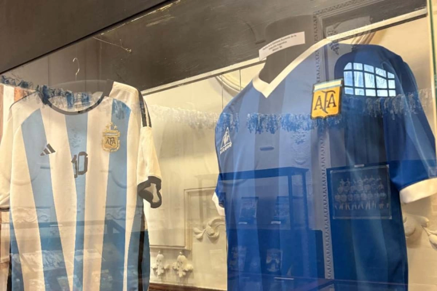 La exposici&oacute;n recorre la historia de los mundiales.