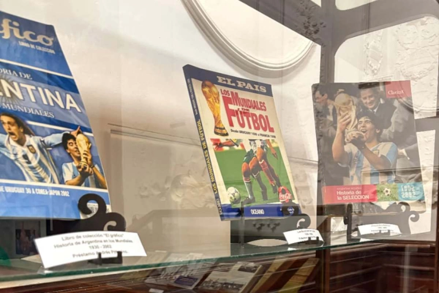 La exposici&oacute;n cuenta con m&uacute;ltiples elementos conmemorativos.