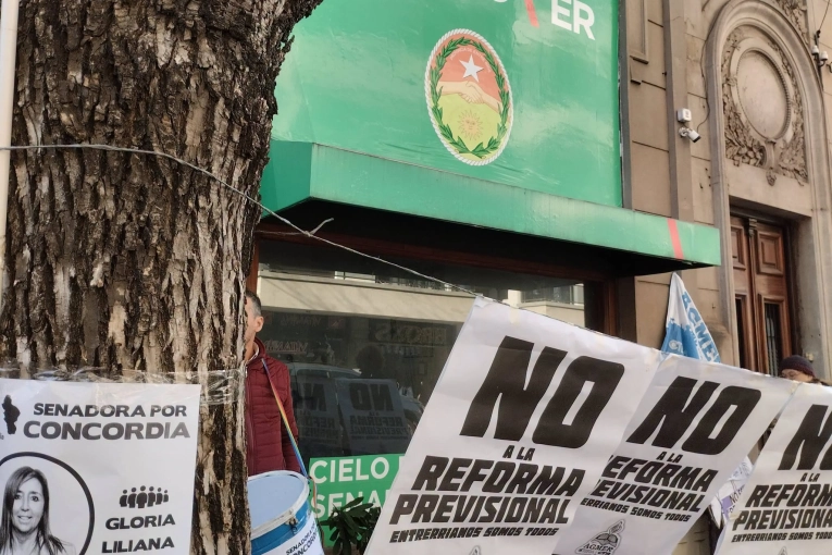 AGMER Concordia protestó en la oficina de una senadora