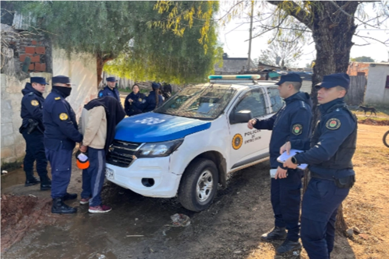 Detuvieron a un hombre que intentó escapar por un descampado y llevaba un arma de fuego