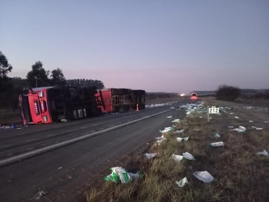 El rodado volc&oacute; a la altura del kil&oacute;metro 212.