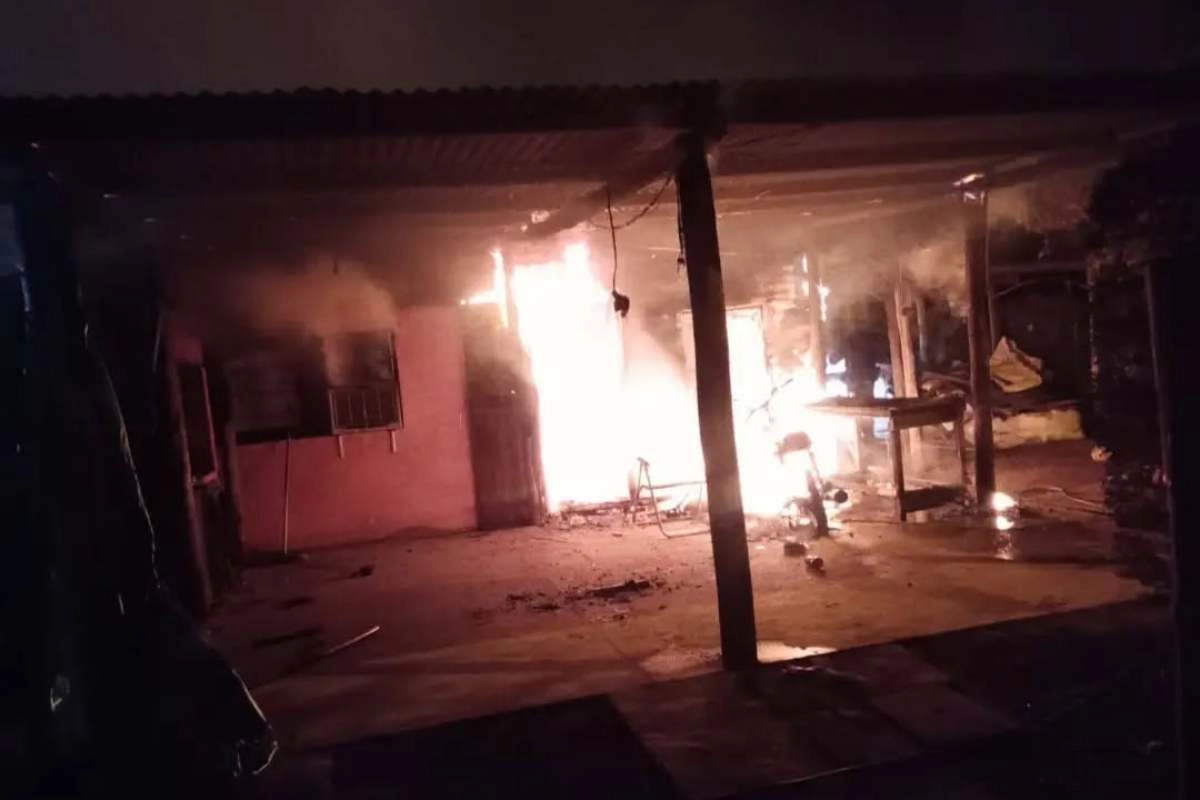 Bomberos investigan el origen del fuego.