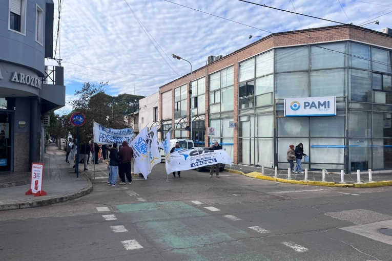 Protesta y denuncias por falta de cobertura en la sede local del PAMI