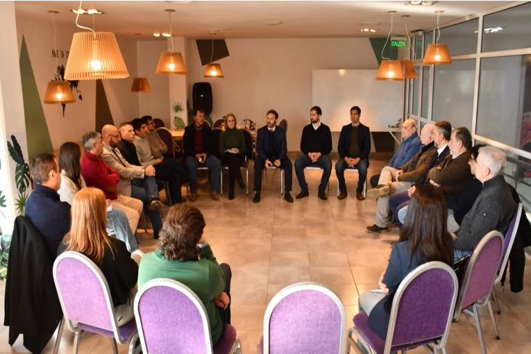 El sector público y privado buscan acordar medidas para reducir la burocracia y aliviar la carga tributaria