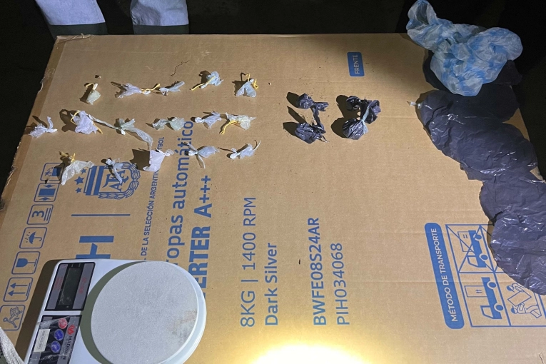 La policía detuvo a cuatro personas y demolió un presunto búnker utilizado para la venta de drogas