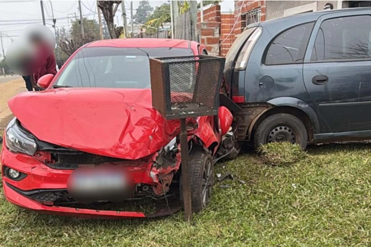 Piden que se esclarezca un accidente provocado por un auto que se subió a una vereda