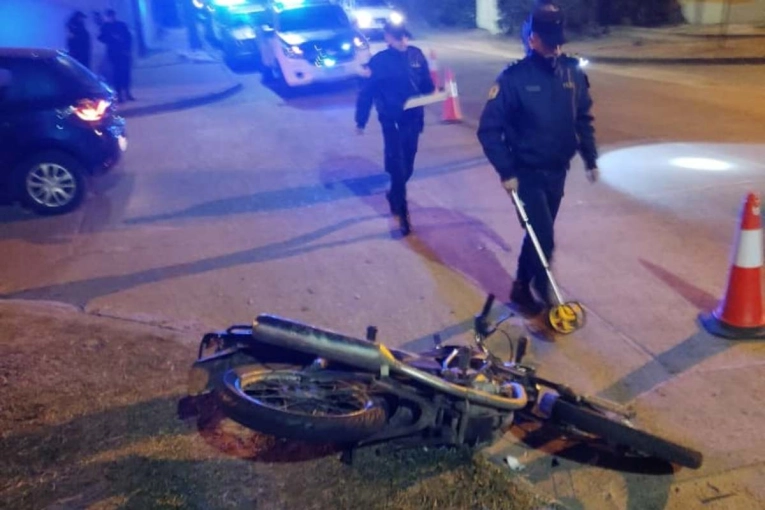 Un motociclista debió ser trasladado al hospital tras un choque con un auto