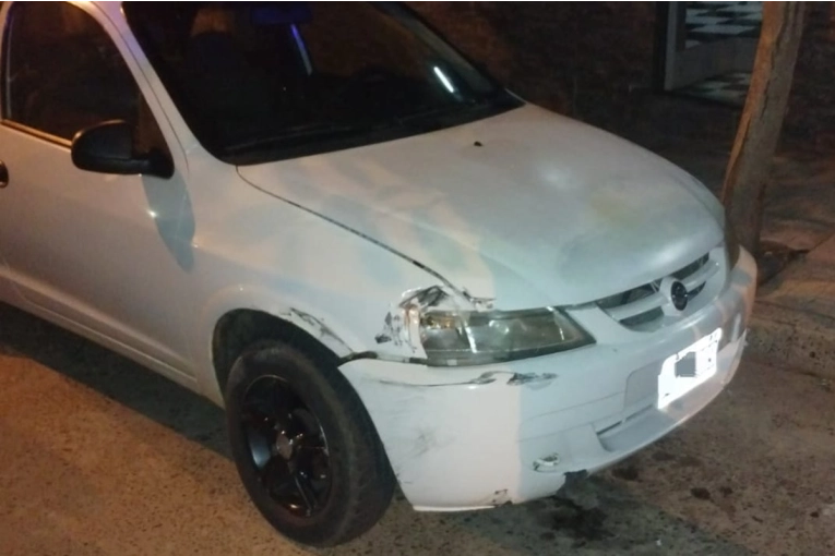 Conductor alcoholizado chocó un auto estacionado y luego se quedó dormido en el lugar