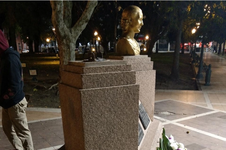 Jóvenes fueron detenidos tras vandalizar el busto de Perón en una plaza entrerriana