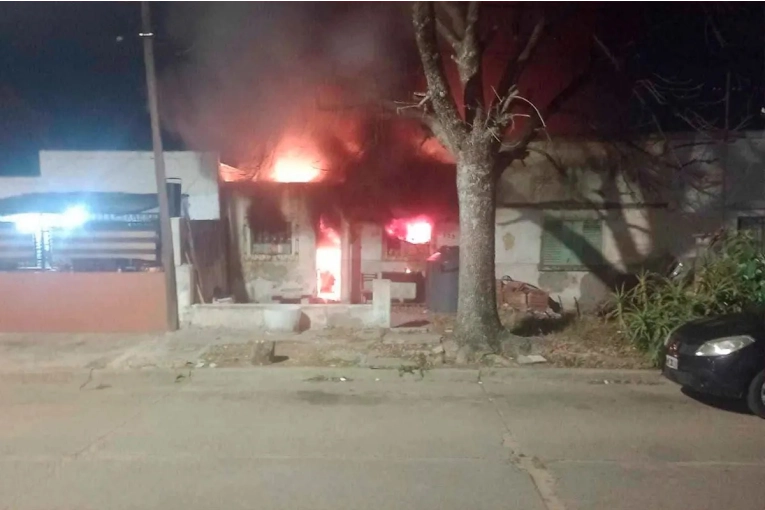 Un hombre se descompensó y murió tras ver su casa consumida por un incendio