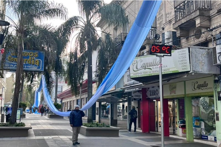 Arrrancan los preparativos para el 9 de Julio y una bandera gigante cubre la peatonal