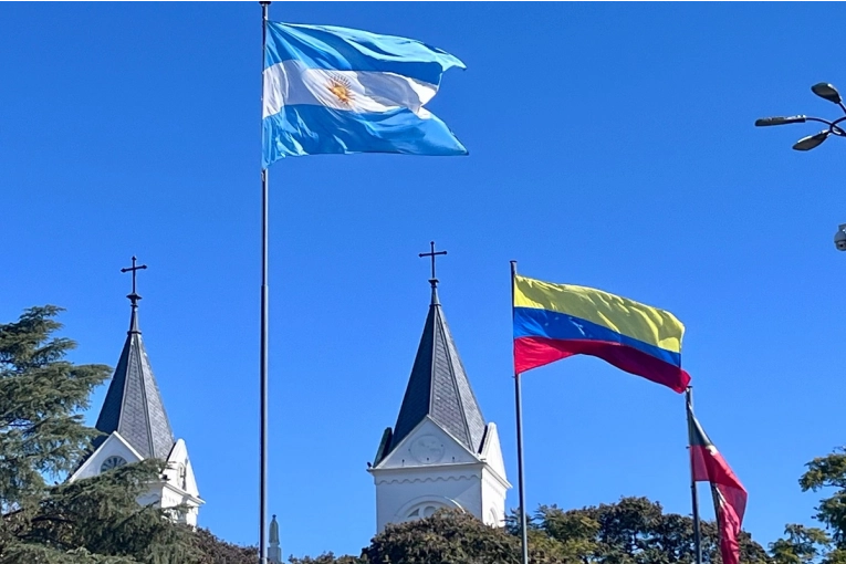 La bandera de Venezuela flamea en la Plaza 25 de Mayo como símbolo de solidaridad