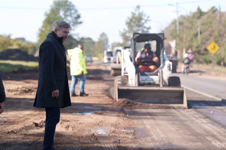 El gobernador recorrió las obras viales que se realizan en el departamento Concordia