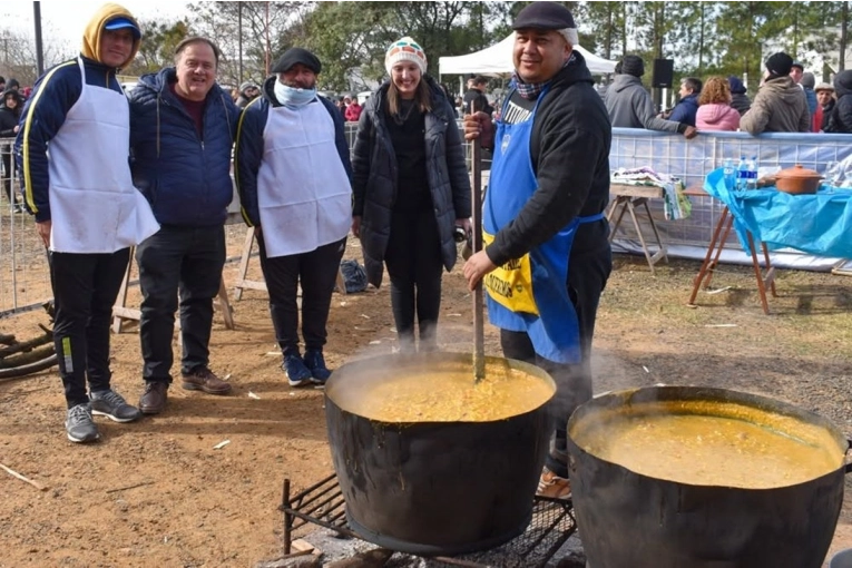 Diez equipos de cocineros buscarán consagrarse con el mejor locro de la región