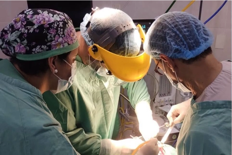 Un hospital de la región realizó una cirugía inédita de alta complejidad