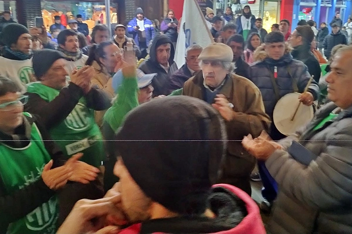 La protesta se hizo sentir en la peatonal frente al Ode&oacute;n