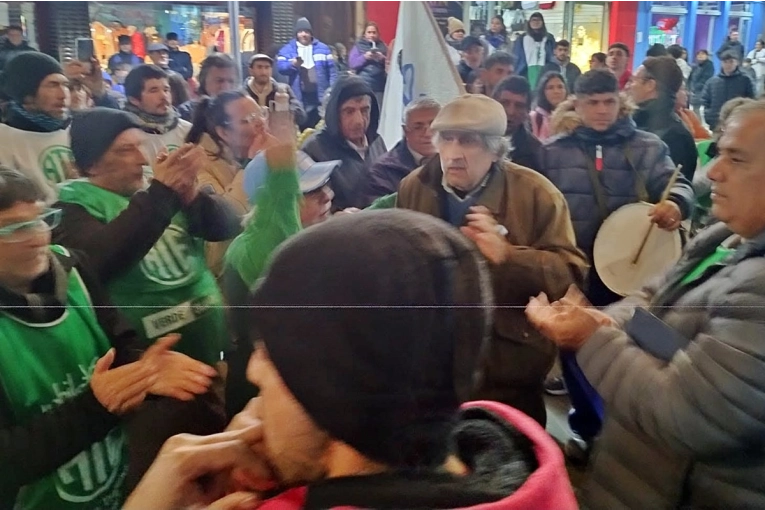 ATE llevó la protesta por las cesantías municipales a la gala del Teatro Odeón