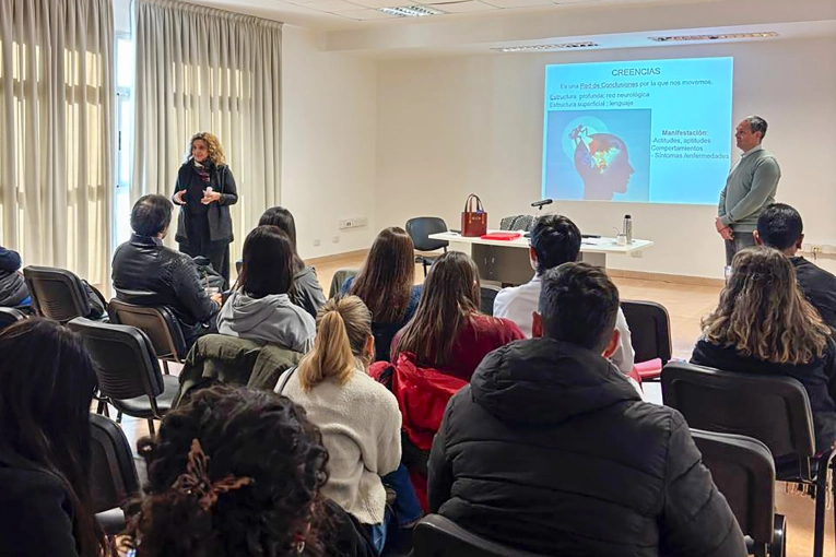 Más de 300 trabajadores de la salud fueron capacitados por Cucaier en comunicación de situaciones críticas