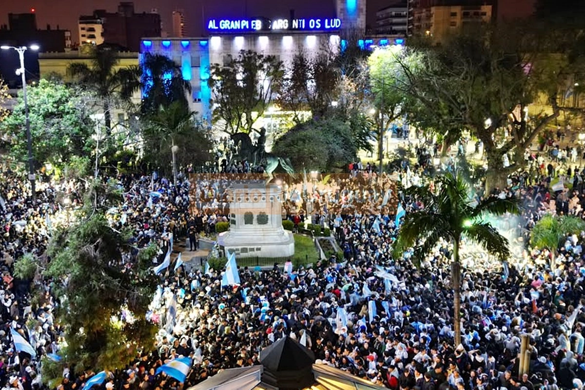 La plaza volvi&oacute; a ser el epicentro de los festejos.