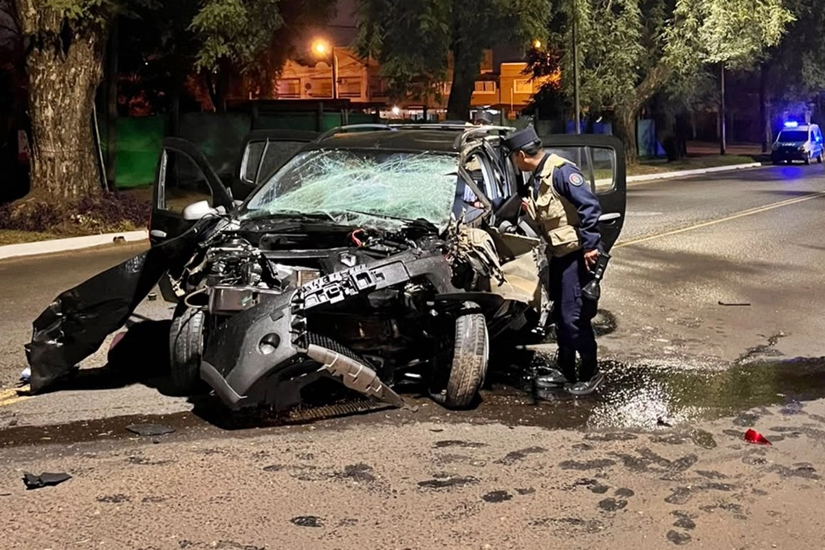 El auto qued&oacute; completamente destrozado en su parte delantera.