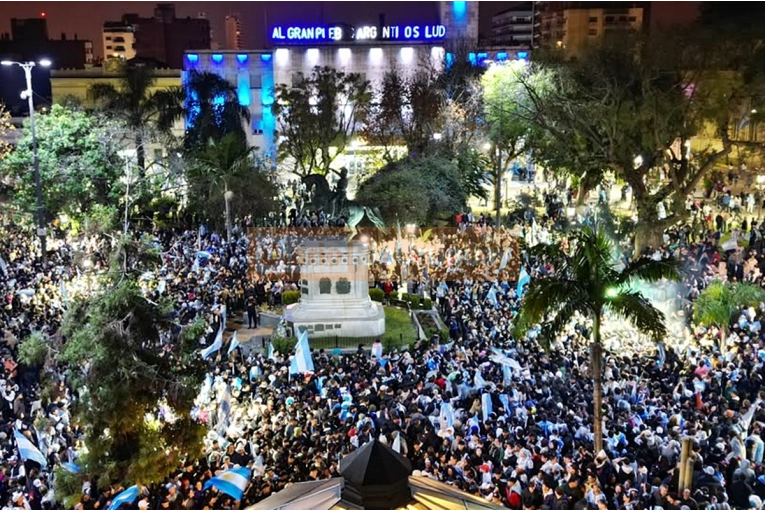 Los concordienses coparon la Plaza 25 de Mayo para celebrar el triunfo argentino ante Suiza