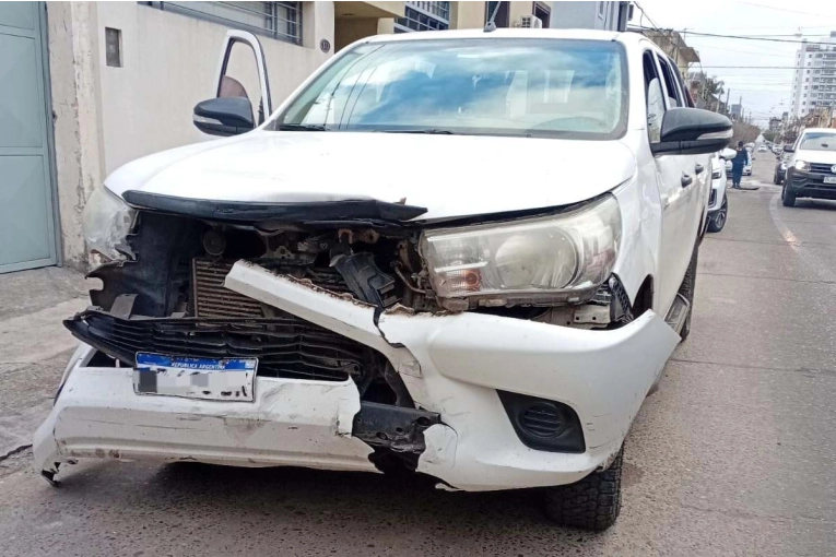 Un fuerte choque entre dos camionetas ocurrió durante la mañana del lunes