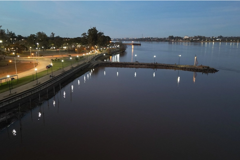 La CTM Salto Grande precisó como seguirá el comportamiento del desbordado río Uruguay