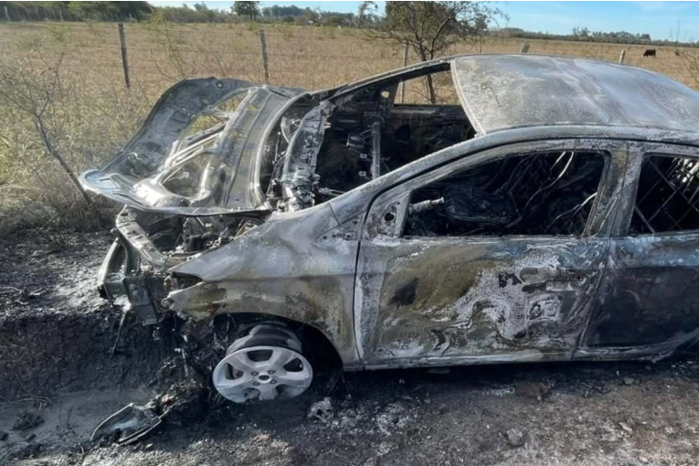 Un automóvil se incendió por completo tras quedar atascado sobre un montículo de tierra