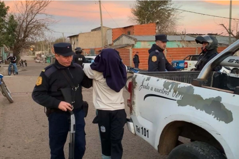 La policía secuestró droga y detuvo a tres personas durante un operativo de saturación