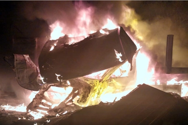Cami&oacute;n con soda c&aacute;ustica cay&oacute; de Z&aacute;rate-Brazo Largo y se incendi&oacute; por completo