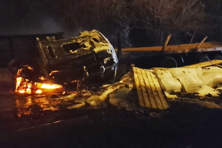 Los bomberos debieron trabajar hasta la madrugada.