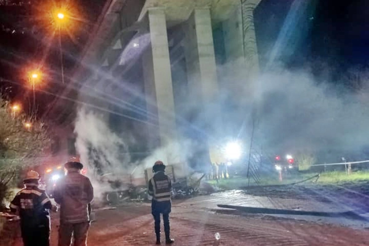 El cami&oacute;n cay&oacute; desde unos 25 metros de altura.