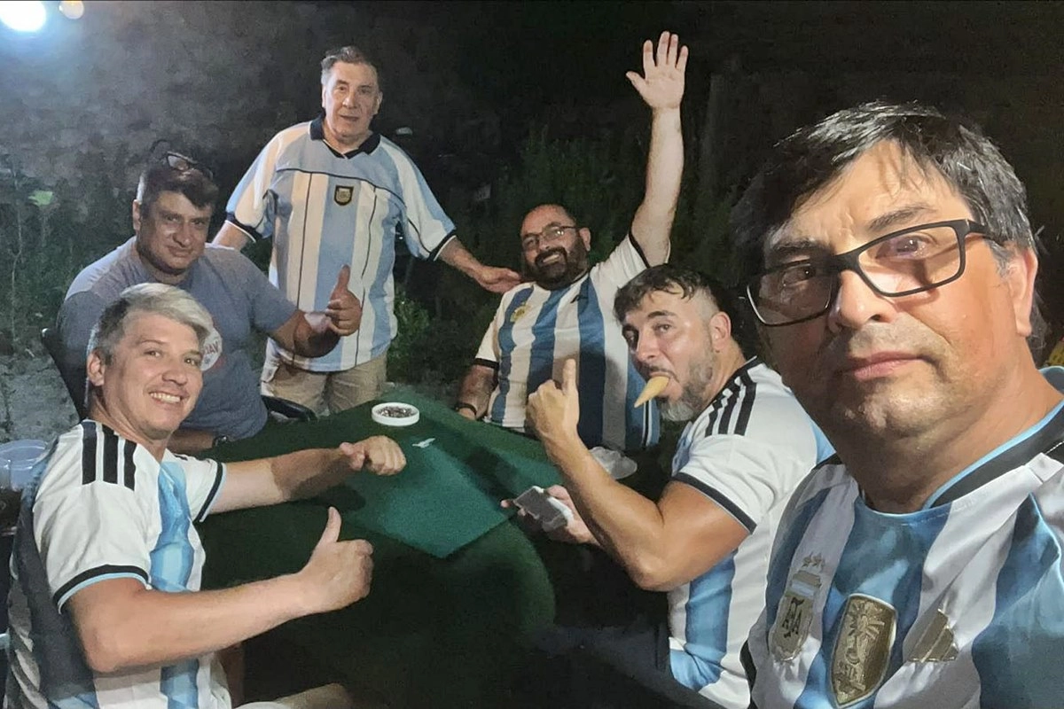 Daniel Esquivel, en primer plano, junto a otros argentinos de su grupo de amigos y familiares.