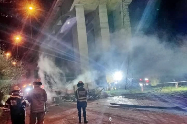 Bomberos dieron detalles del fatal accidente de un camión que cayó y se incendió en el puente Urquiza