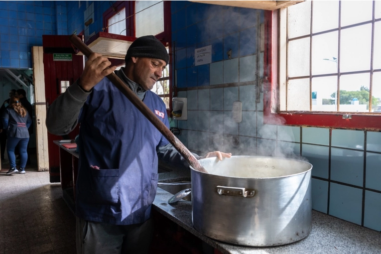 Implementarán un nuevo sistema de provisión de alimentos para casi mil comedores escolares