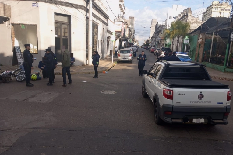 Un motociclista debió ser hospitalizado tras un choque con una camioneta