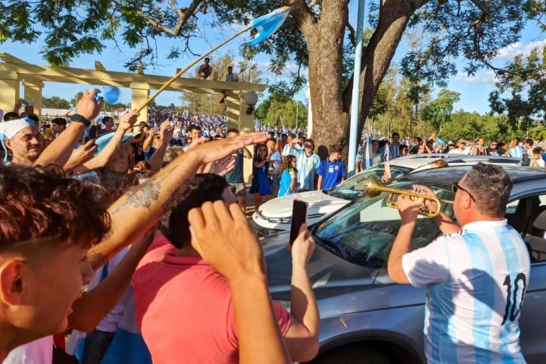El temporal obligó a realizar un cambio de último momento para vivir la final del mundial