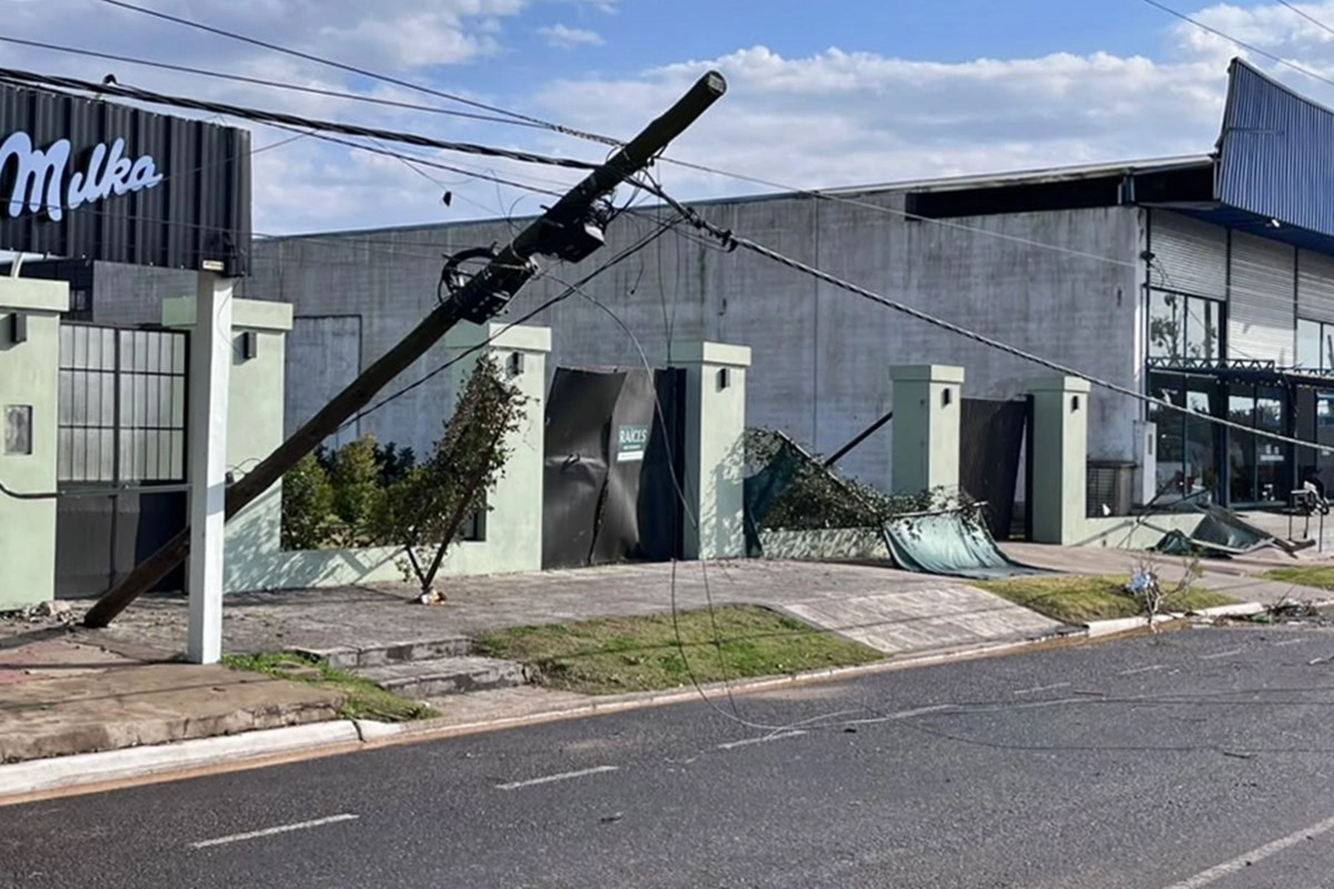 Son varios los postes ca&iacute;dos en toda la ciudad de Concordia