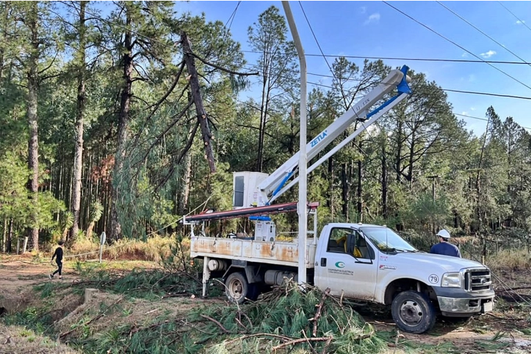 Corte total de luz en Concordia: trabajan para reparar la línea de alta tensión afectada por la tormenta