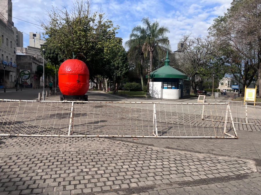 Desde el viernes las vallas permanecen alrededor de la plaza