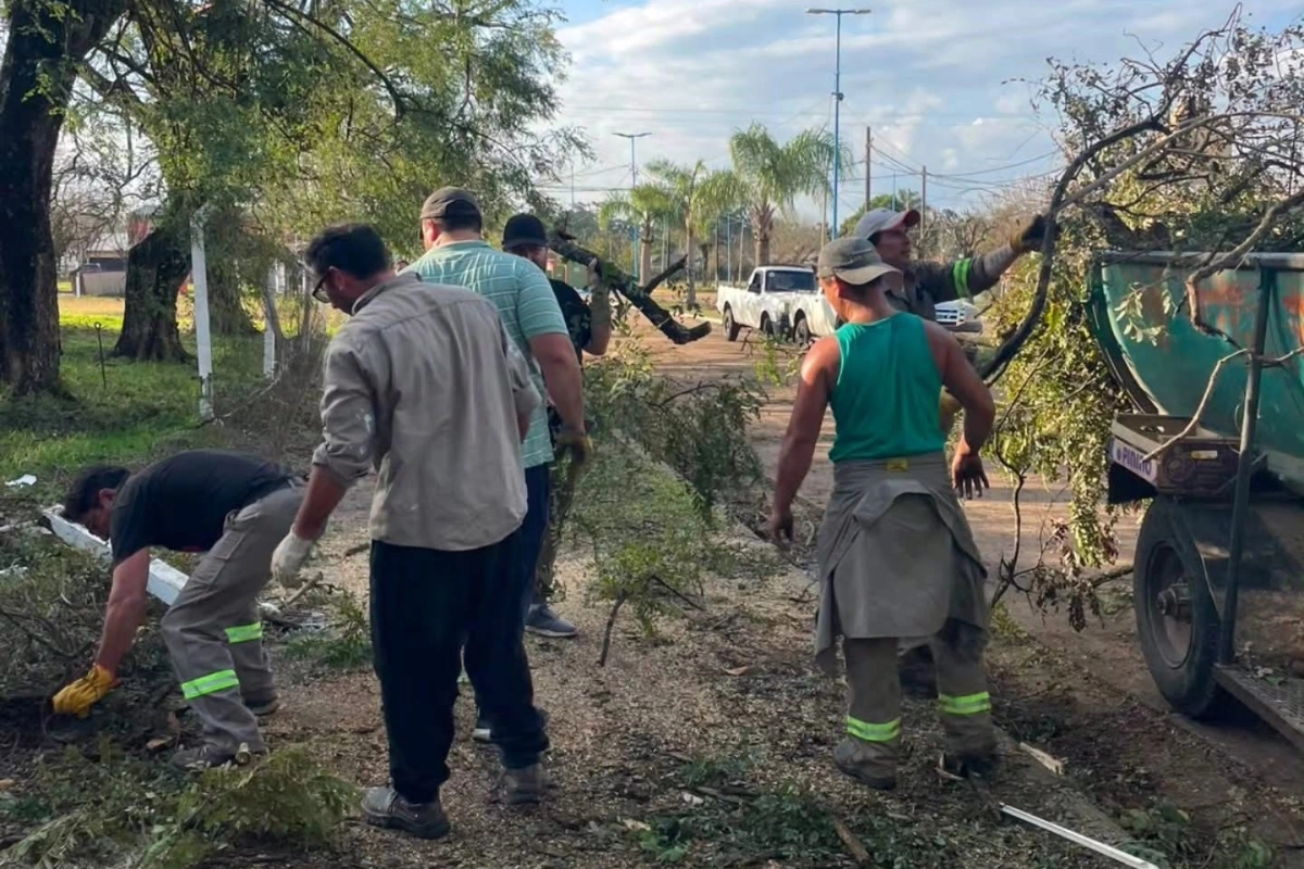 Trabajadores municipales luego de la tormenta