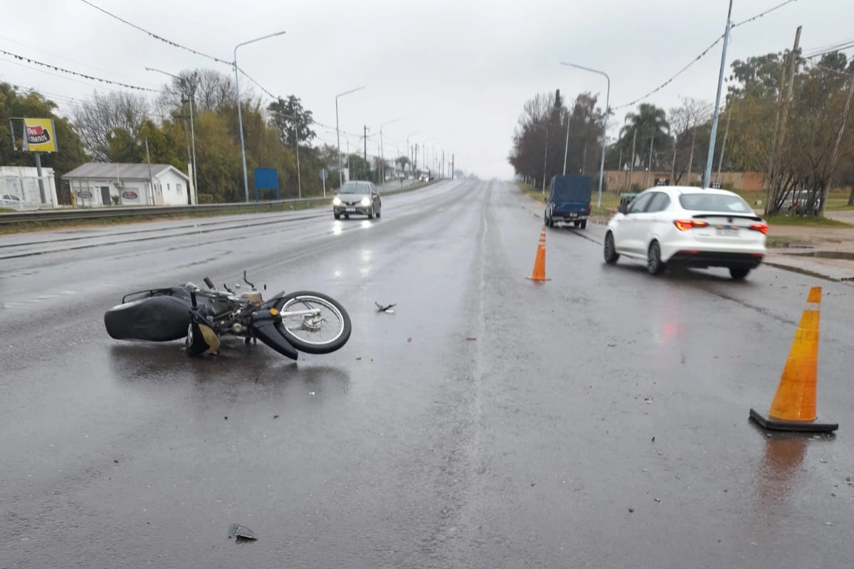 El conductor de la moto tuvo que recibir atenci&oacute;n m&eacute;dica.